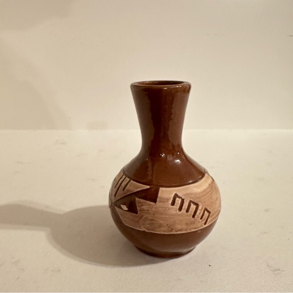 Brown Small Native Vase 4" Tall Signed - Picture 2 of 7